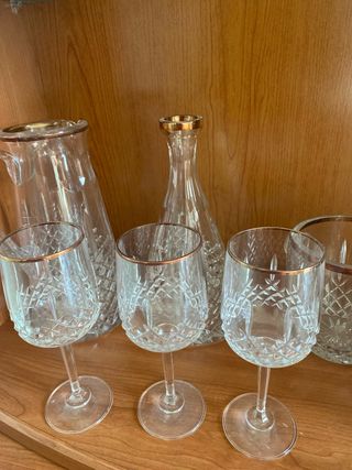 Jarra y Botella de Cristal con Borde Dorado