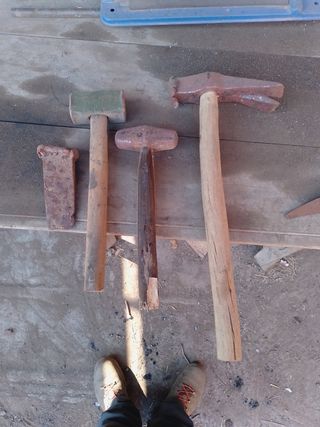Martillos antiguos y cuña para leña