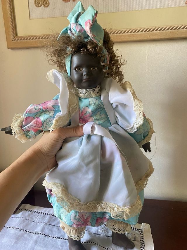 Muñeca de porcelana negra vintage