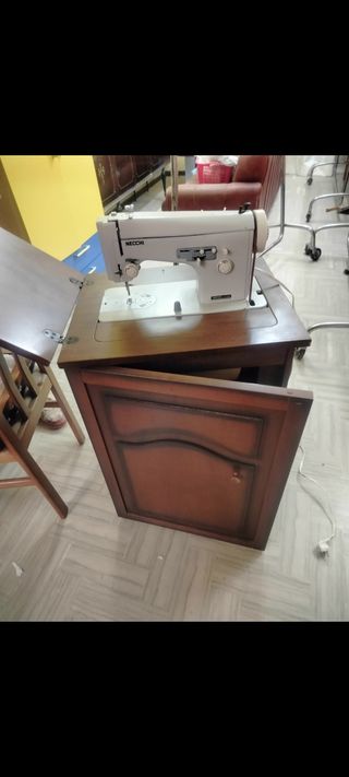 Macchina da cucire Necchi 546