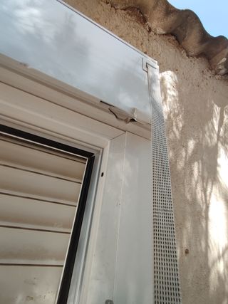 Puerta balconera con persiana