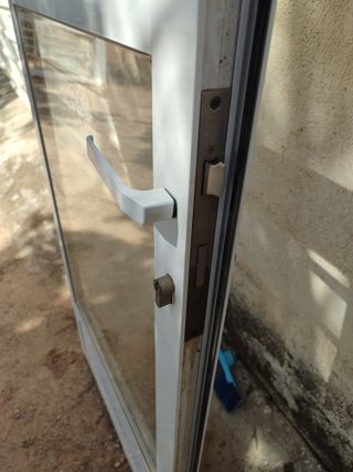 Puerta balconera con persiana