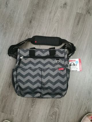 Bolso Skip Hop Chevron Gris