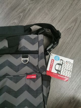 Bolso Skip Hop Chevron Gris