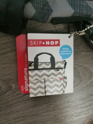 Bolso Skip Hop Chevron Gris