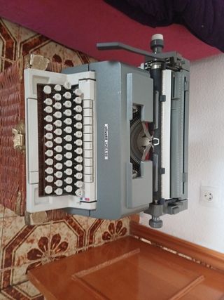 Máquina de escribir Olivetti Línea 98