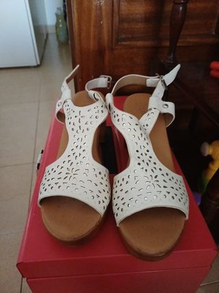 Sandalias blancas de cuña para mujer