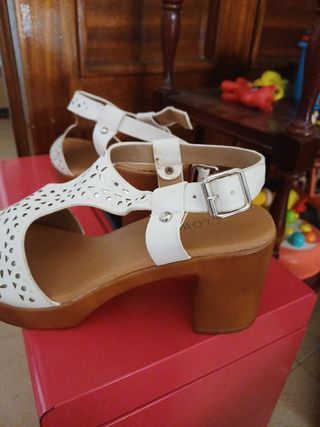 Sandalias blancas de cuña para mujer