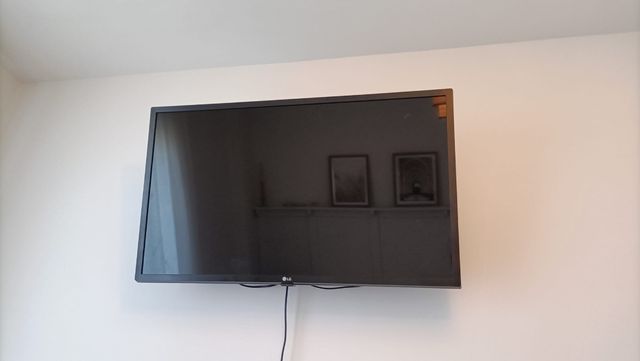 LG 32" Full HD Smart TV WiFi-42 + Soporte Pared