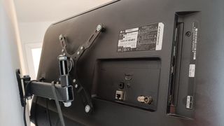 LG 32" Full HD Smart TV WiFi-42 + Soporte Pared