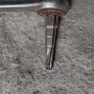 Herramientas varias: nivel, alicates, martillos.