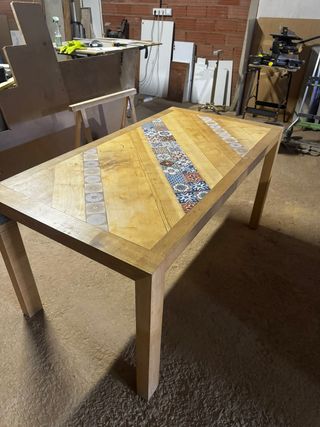 Mesa de madera rústica con detalles cerámicos