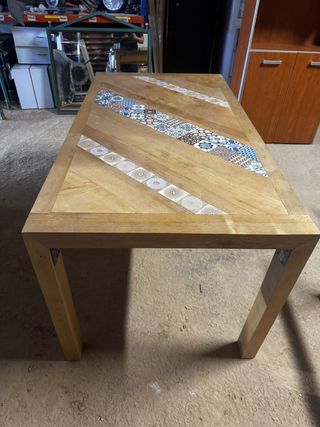 Mesa de madera rústica con detalles cerámicos