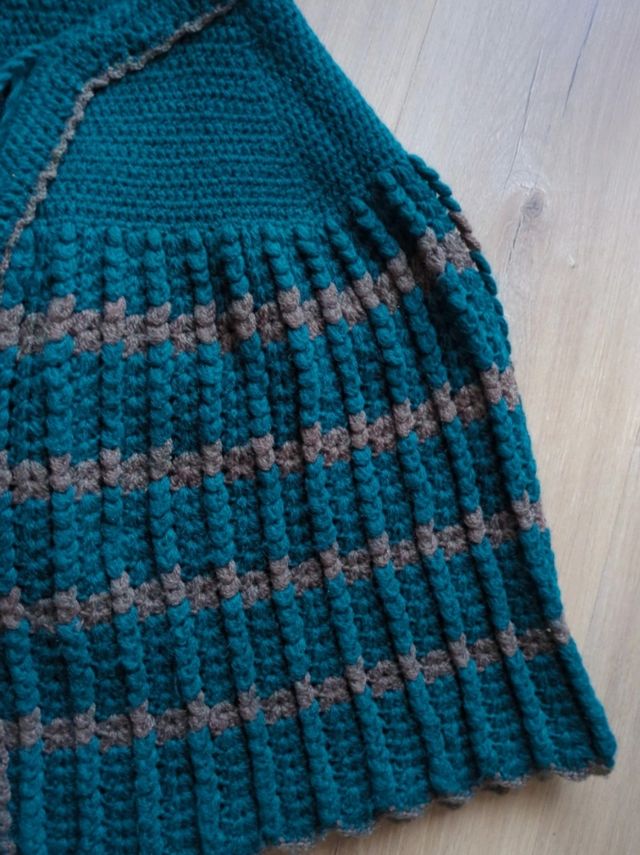 Mañanita de lana tejida