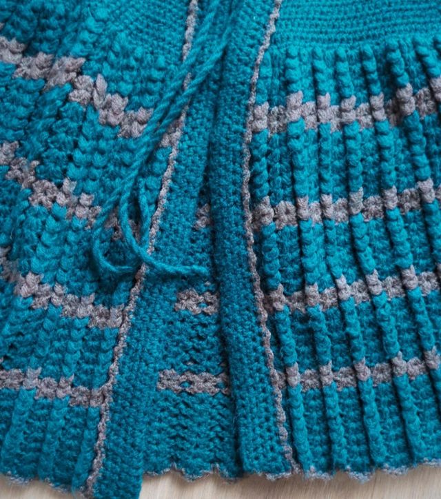 Mañanita de lana tejida