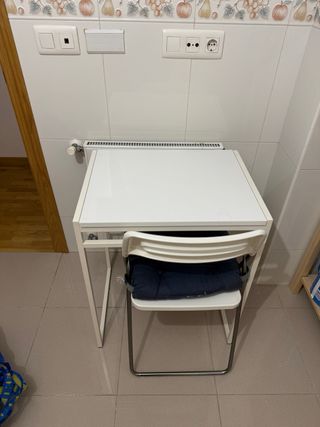 Mesa extensible cocina IKEA y silla NISSE blanca