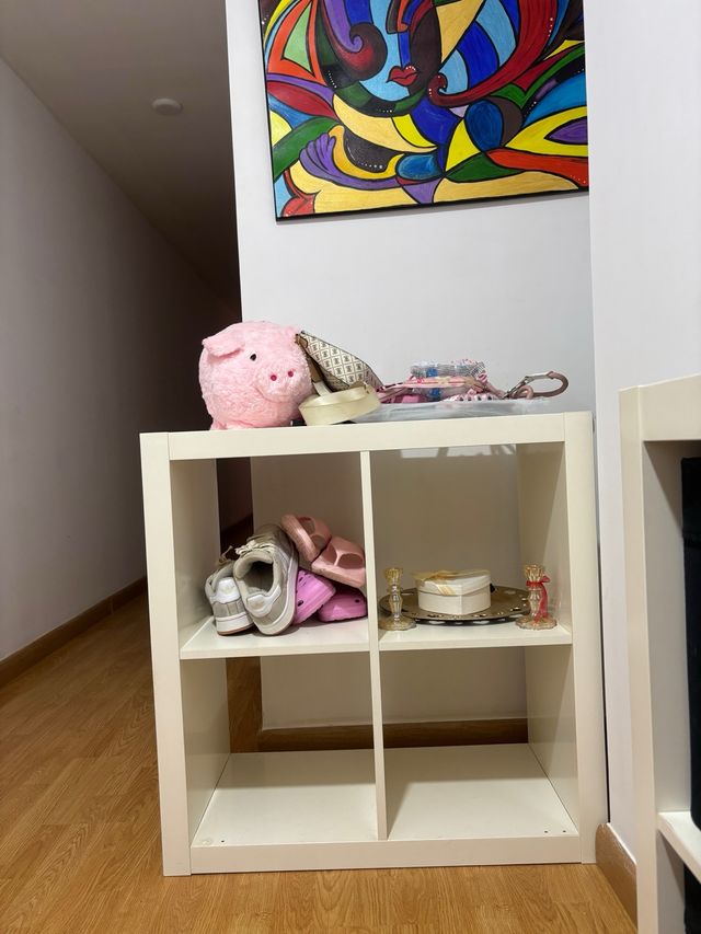 Mueble blanco con cajoneras 