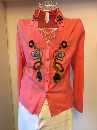 Camisa rosa bordada talla L