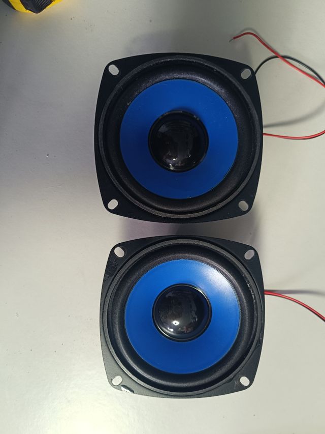 Altavoces cuadrados azules y negros