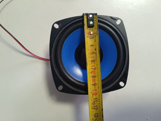 Altavoces cuadrados azules y negros