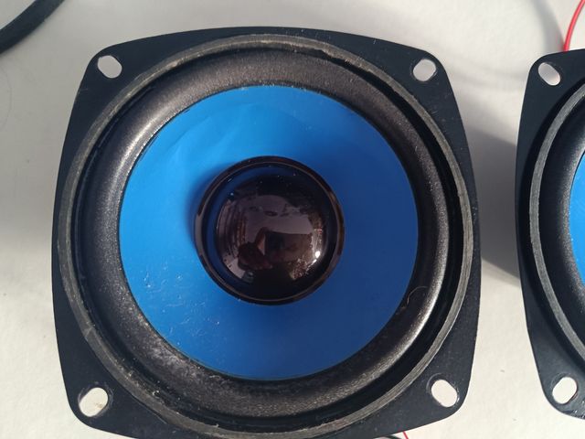 Altavoces cuadrados azules y negros