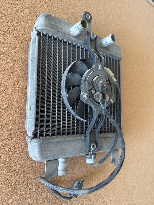 Radiador Suzuki Burgman 125-200 con ventilador