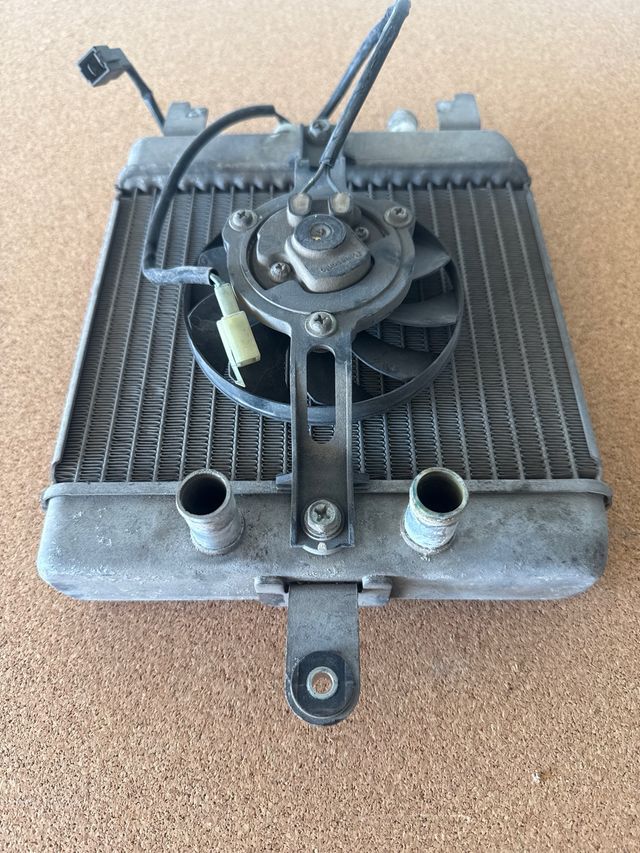 Radiador Suzuki Burgman 125-200 con ventilador