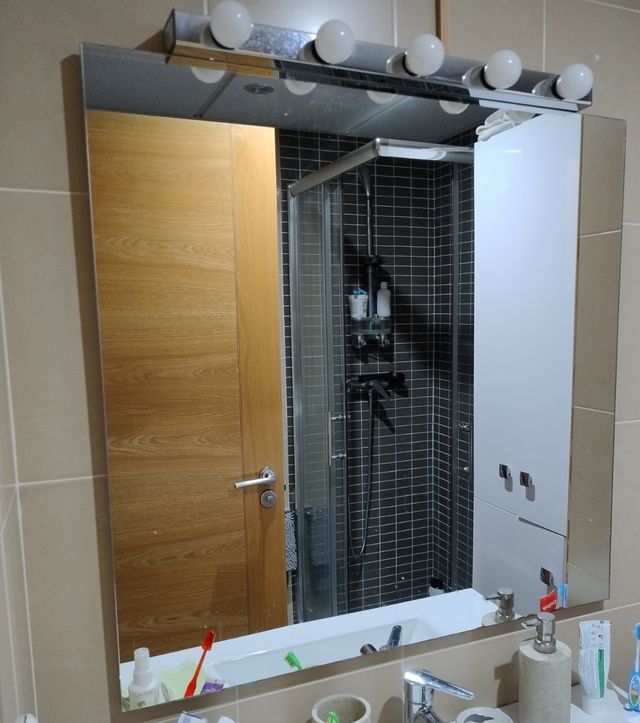 Espejo con barra de Iluminación LED.