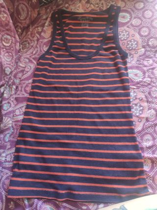 Camiseta sin mangas a rayas azul y roja