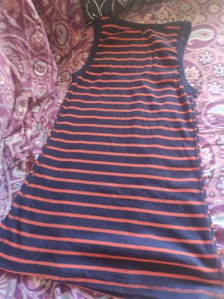 Camiseta sin mangas a rayas azul y roja