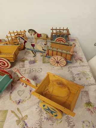 Juguetes antiguos de madera: carros y caballos
