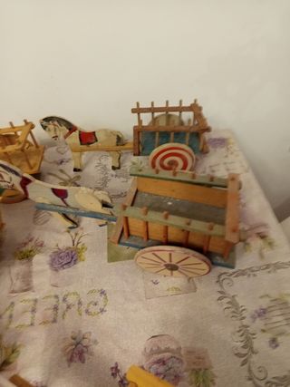 Juguetes antiguos de madera: carros y caballos