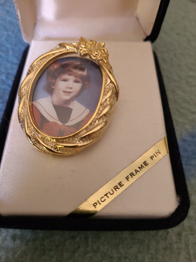 Marco de Fotos con Pin Dorado