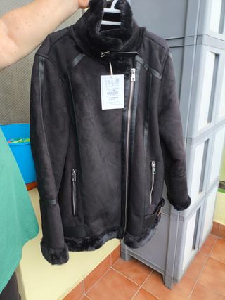 Abrigo Negro Pelo Pull&Bear Talla L