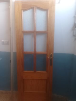 Puerta de pino maciza color miel  Medidas 72X203