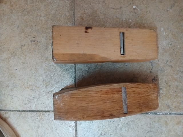 2 Cepillos de carpintero de madera en buen estado 