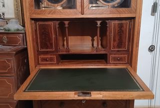 Secreter antiguo de madera y cristal