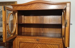 Secreter antiguo de madera y cristal