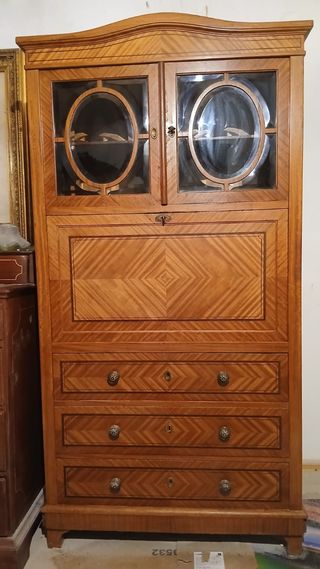 Secreter antiguo de madera y cristal