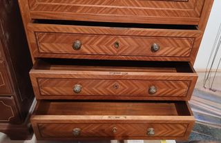 Secreter antiguo de madera y cristal