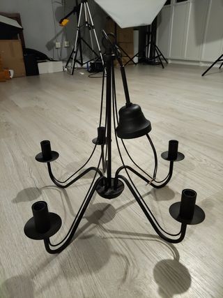 Lámpara de techo negra estilo candelabro. 