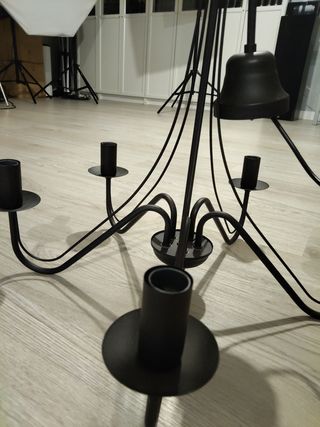 Lámpara de techo negra estilo candelabro. 