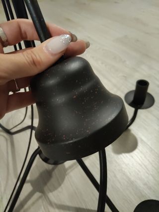 Lámpara de techo negra estilo candelabro. 