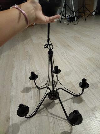 Lámpara de techo negra estilo candelabro. 