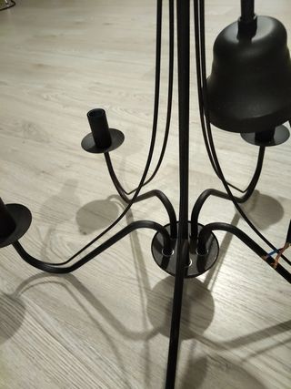 Lámpara de techo negra estilo candelabro. 