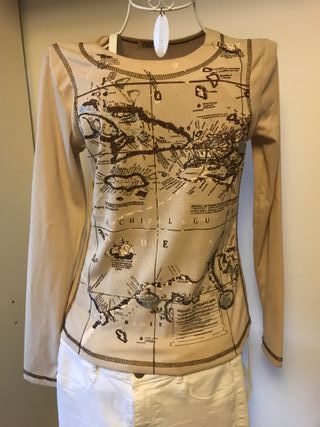 Camiseta beige y marrón con mapa