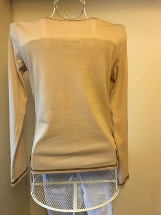 Camiseta beige y marrón con mapa