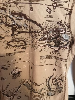 Camiseta beige y marrón con mapa