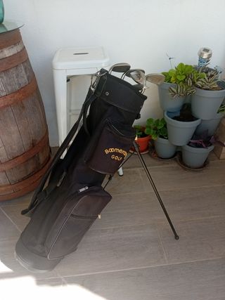 Bolsa de golf antigua con palos