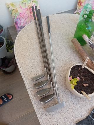 Bolsa de golf antigua con palos